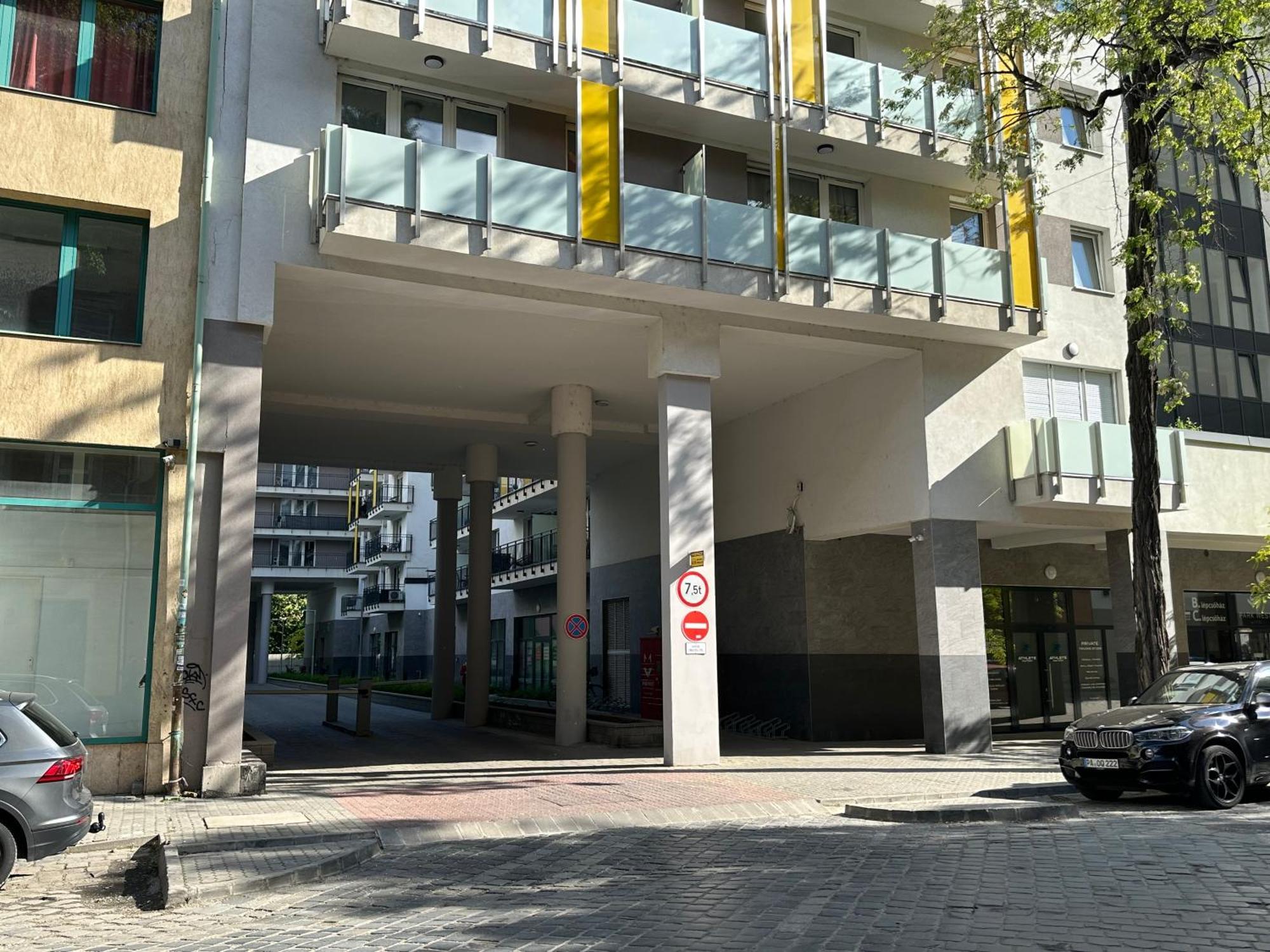 Design Near Park With Free Parking דירה *